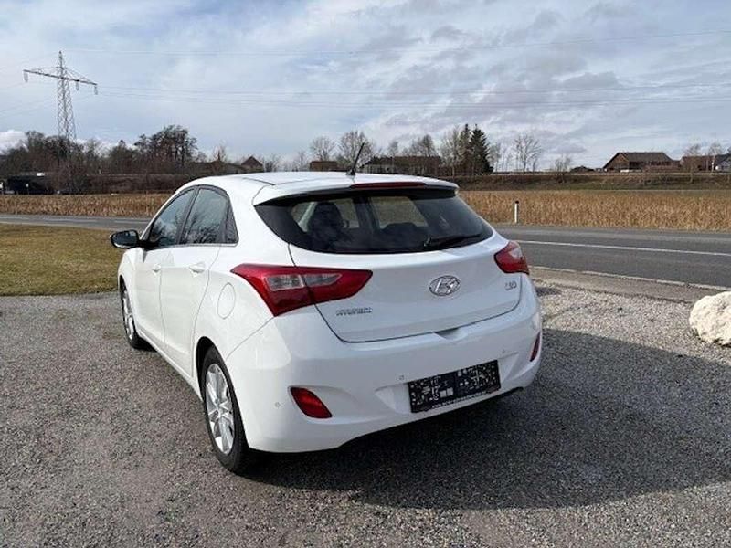 Gebraucht Hyundai i30 Comfort 90 PS (66 kW) 2016 Weiß Limousine