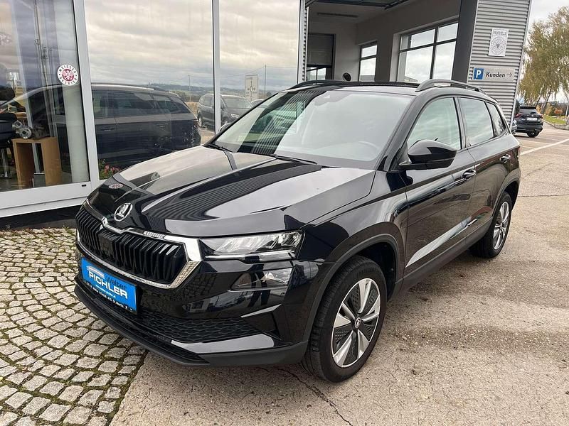 Schwarz metallicperleffektno Gebraucht 2023 Skoda Karoq Ambition SUV | € 24.990 (Fairer Preis) - Bild 1/4