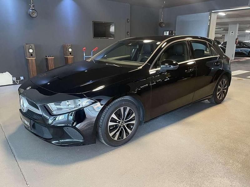 Weiß Gebraucht 2021 Mercedes A180 Style Limousine | € 29.990 (Fairer Preis) - Bild 1/4