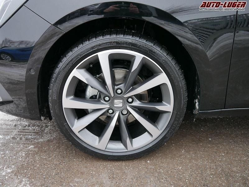 Neu Seat Leon FR 2025 Midnight schwarz metallic Limousine