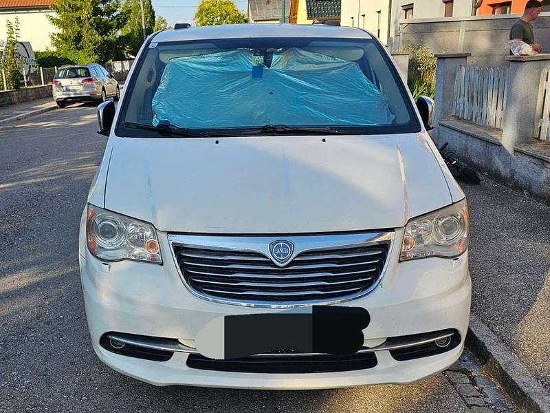 Weiß Gebraucht 2012 Lancia Voyager Platinum Van / Kleinbus | € 10.500 - Bild 1/4