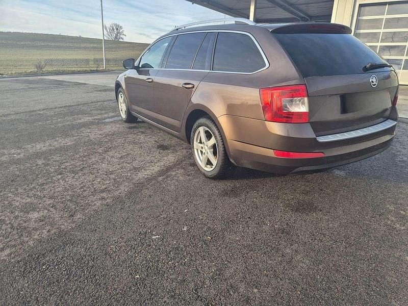 Gebraucht Skoda Octavia Elegance 150 PS (110 kW) 2014 Braun Kleinwagen