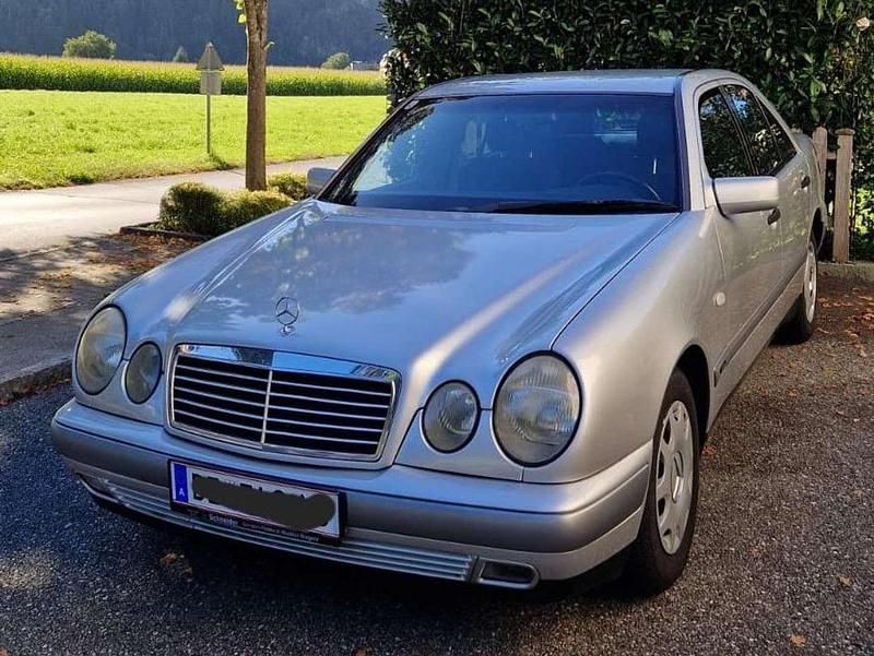Gebraucht Mercedes E200 Classic 136 PS (100 kW) 1996 Silber Limousine