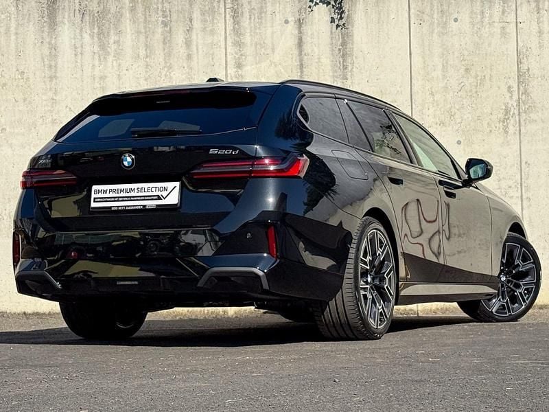Gebraucht BMW 520 Shadowline 197 PS (144 kW) 2025 Saphirschwarz Kombi