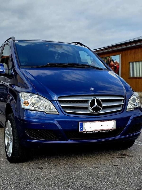 Blau Gebraucht 2011 Mercedes Viano Van / Kleinbus | € 18.500 - Bild 1/4