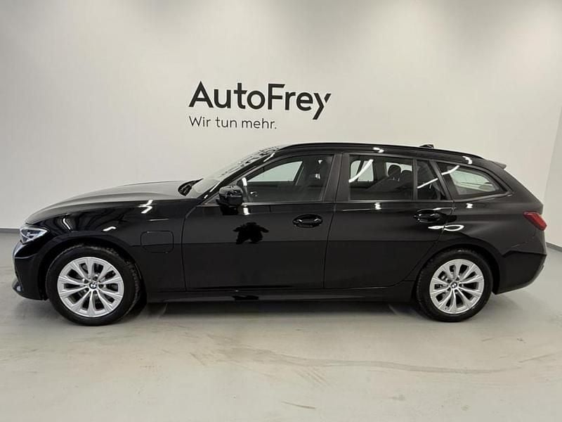 Gebraucht BMW 320e Advantage 163 PS (119 kW) 2021 Schwarz Kombi
