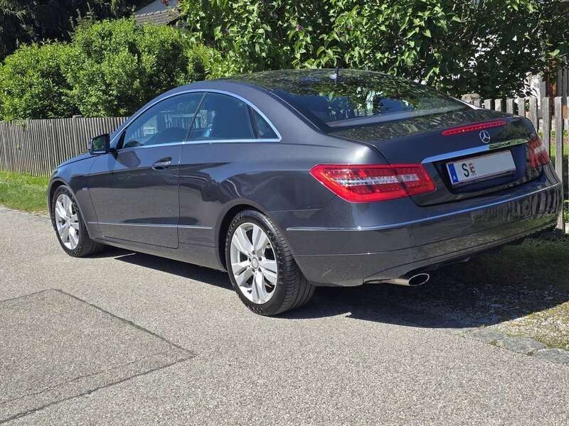 Grau Gebraucht 2010 Mercedes E200 Coupé | € 11.000 - Bild 1/4