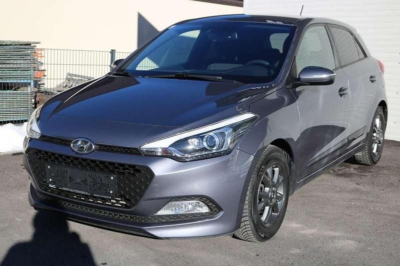 Grau Gebraucht 2017 Hyundai i20 Edition Limousine | € 8.880 (Teuer) - Bild 1/4