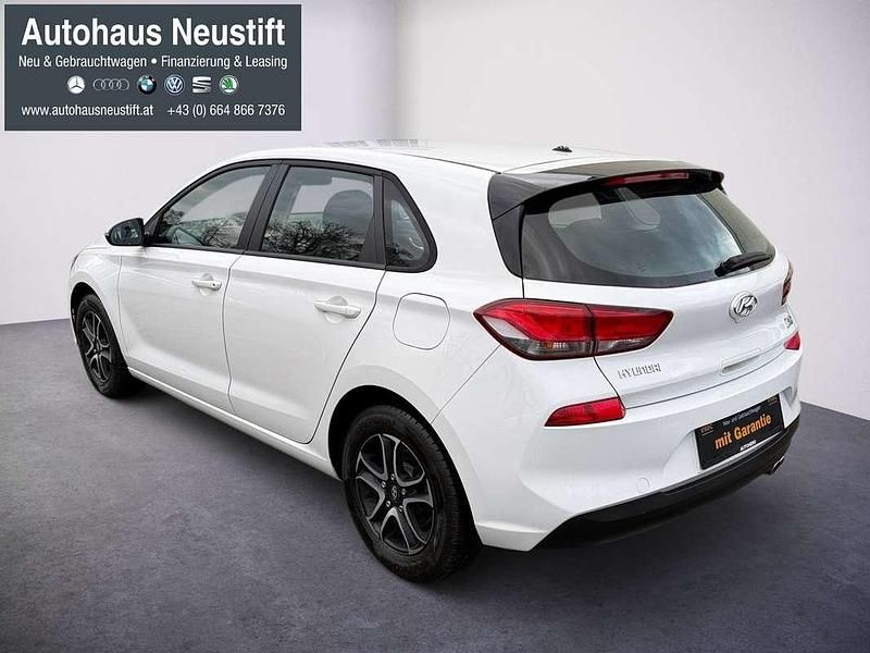Gebraucht Hyundai i30 99 PS (72 kW) 2019 Weiß Limousine