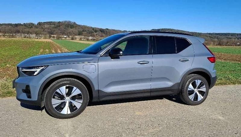 Grau Gebraucht 2022 Volvo XC40 Plus SUV | € 30.500 (Fairer Preis) - Bild 1/4