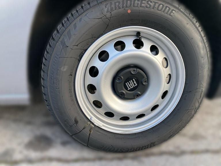 Neu Fiat Doblò 131 PS (96 kW) 2025 Rot Van / Kleinbus