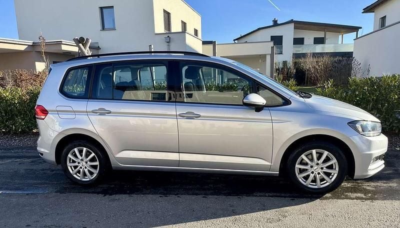 Gebraucht VW Touran Comfortline 150 PS (110 kW) 2019 Grau Van / Kleinbus