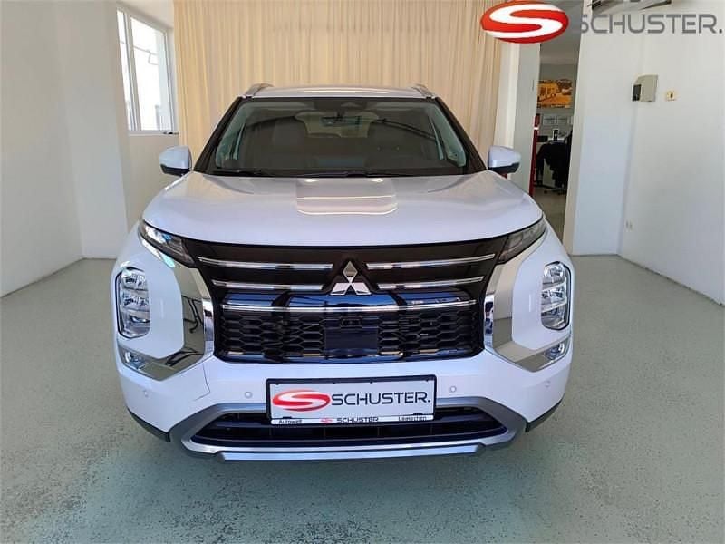 Neu Mitsubishi Outlander P-HEV Intense 136 PS (100 kW) 2025 Weiß SUV