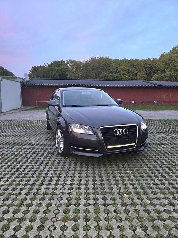 Violett Gebraucht 2011 Audi A3 Attraction Limousine | € 6.800 (Fairer Preis) - Bild 1/4