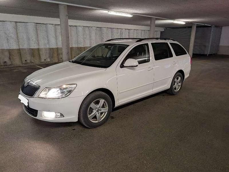 Weiß Gebraucht 2013 Skoda Octavia Active Kombi | € 7.000 (Etwas zu teuer) - Bild 1/4