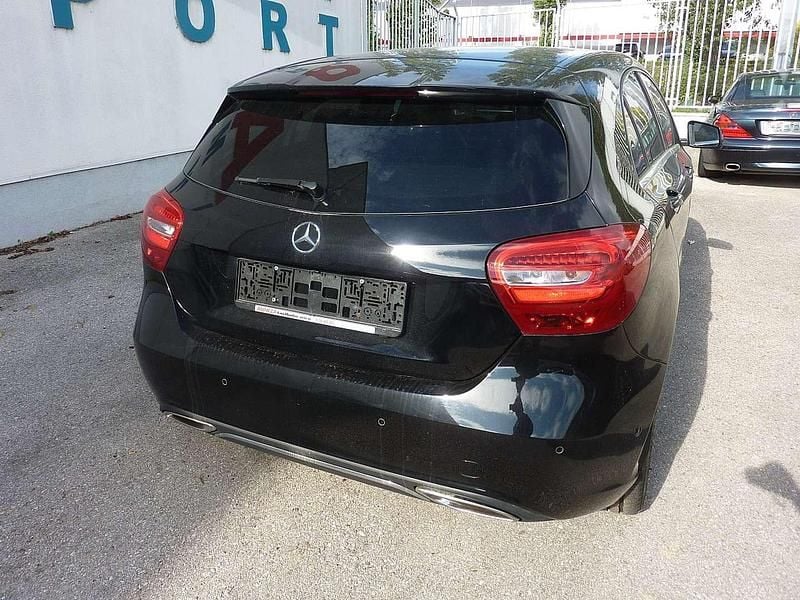 Gebraucht Mercedes A160 102 PS (75 kW) 2015 Schwarz Limousine