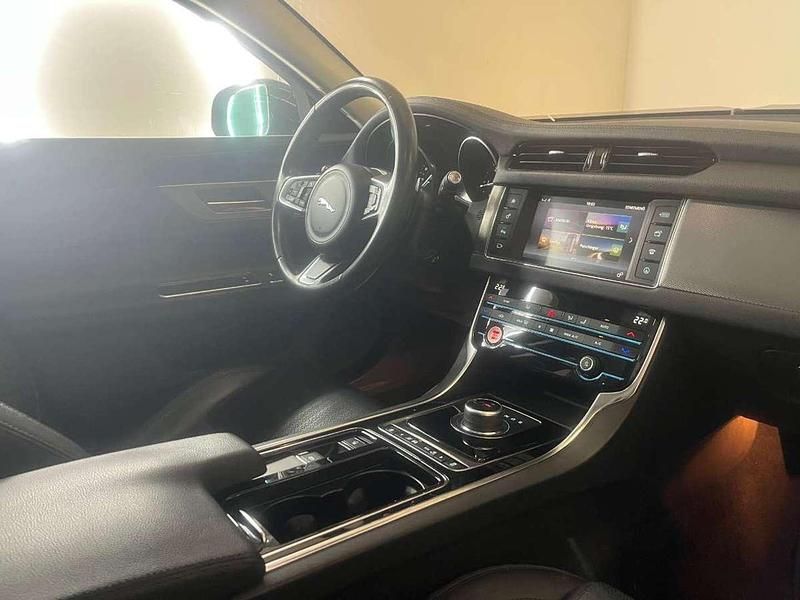 Gebraucht Jaguar XF Pure 163 PS (119 kW) 2018 Schwarz Limousine