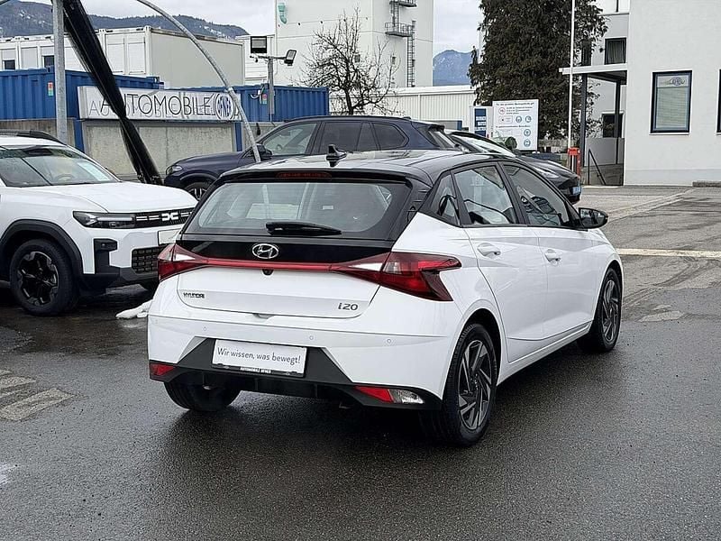Gebraucht Hyundai i20 101 PS (74 kW) 2021 Weiß Kleinwagen