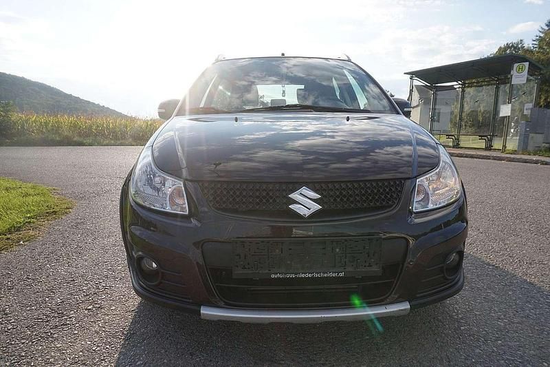 Schwarz Gebraucht 2013 Suzuki SX4 GL SUV | € 6.490 - Bild 1/4