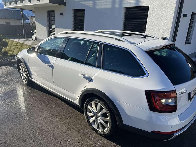 Gebraucht Skoda Octavia Scout 150 PS (110 kW) 2017 Weiß Kombi