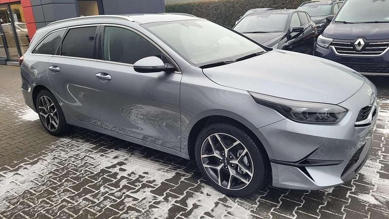 Neu Kia Ceed Sportswagon 140 PS (102 kW) 2025 Silber Kombi