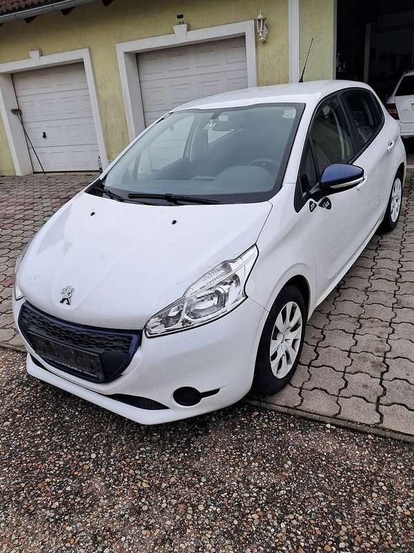 Weiß Gebraucht 2015 Peugeot 208 Active Kleinwagen | € 4.300 (Etwas zu teuer) - Bild 1/4