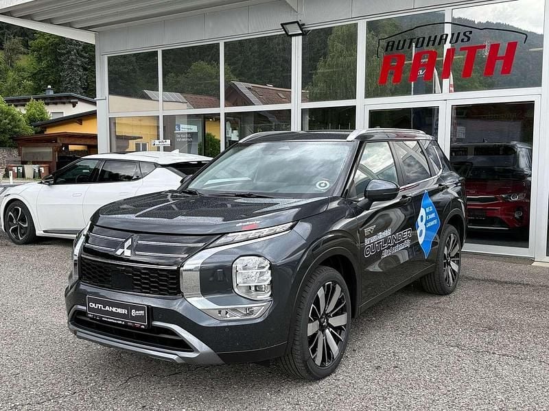 Neu Mitsubishi Outlander P-HEV Intense 136 PS (100 kW) 2025 Grau SUV
