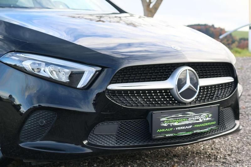 Gebraucht Mercedes A180 116 PS (85 kW) 2022 Schwarz Limousine