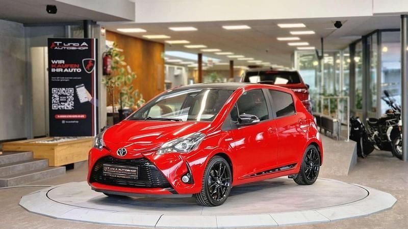 Schwarz Gebraucht 2020 Toyota Yaris Limousine | € 15.980 - Bild 1/4