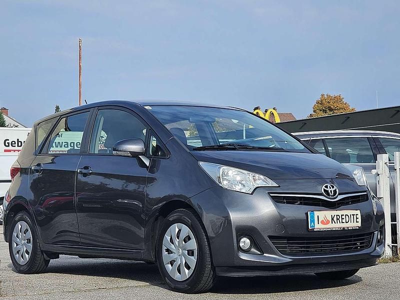 Grau Gebraucht 2014 Toyota Verso-S Lounge Van / Kleinbus | € 5.990 - Bild 1/4