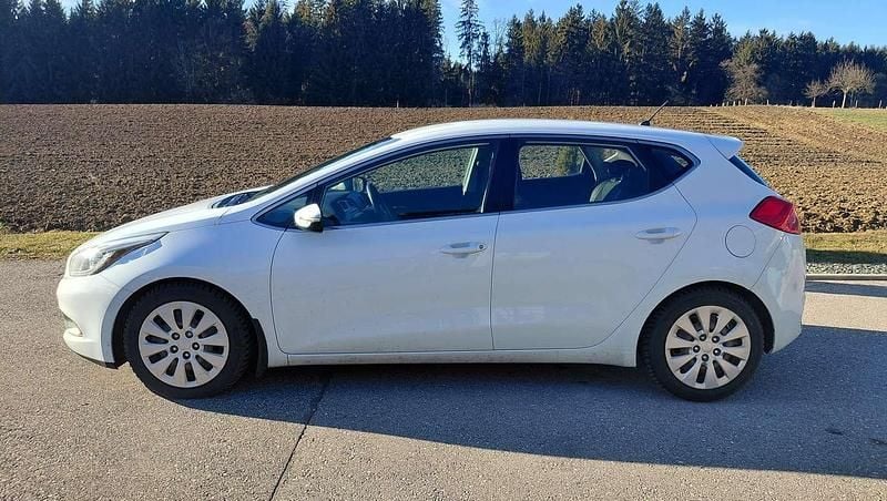 Gebraucht Kia Ceed Motion 90 PS (66 kW) 2014 Weiß Kleinwagen