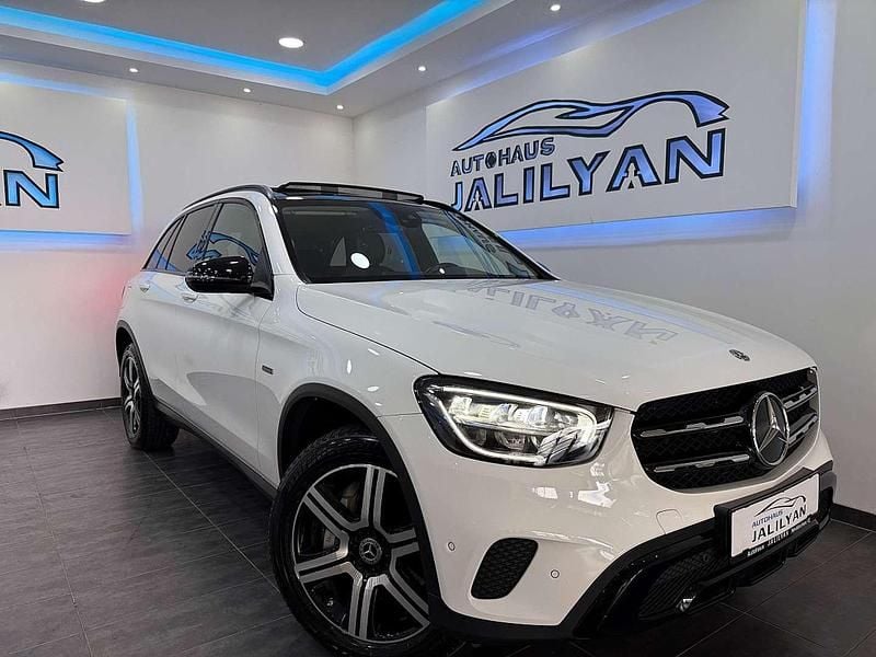 Weiß Gebraucht 2020 Mercedes GLC300e AMG line SUV | € 36.990 (Fairer Preis) - Bild 1/4