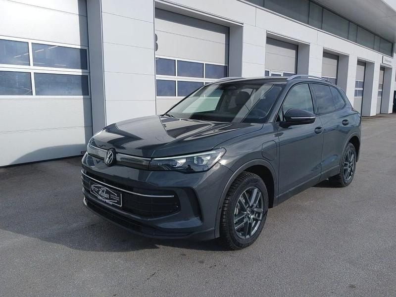 Mittelgrau metallic Neu 2025 VW Tiguan Life SUV | € 44.900 (Guter Preis) - Bild 1/4