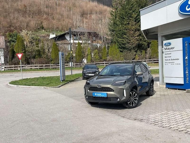 Braun Neu 2025 Toyota Yaris Active Limousine | € 31.390 (Etwas zu teuer) - Bild 1/4