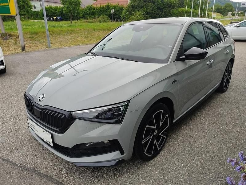 Mittelgrau normal Gebraucht 2022 Skoda Scala Monte Carlo Kleinwagen | € 19.990 (Teuer) - Bild 1/4