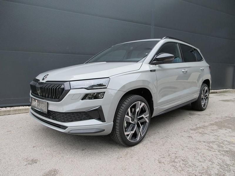 Mittelgrau normal Neu 2026 Skoda Karoq SportLine SUV | € 42.990 (Fairer Preis) - Bild 1/4