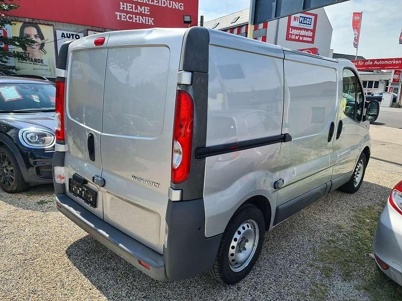 Gebraucht Renault Trafic 90 PS (66 kW) 2013 Silber Van / Kleinbus