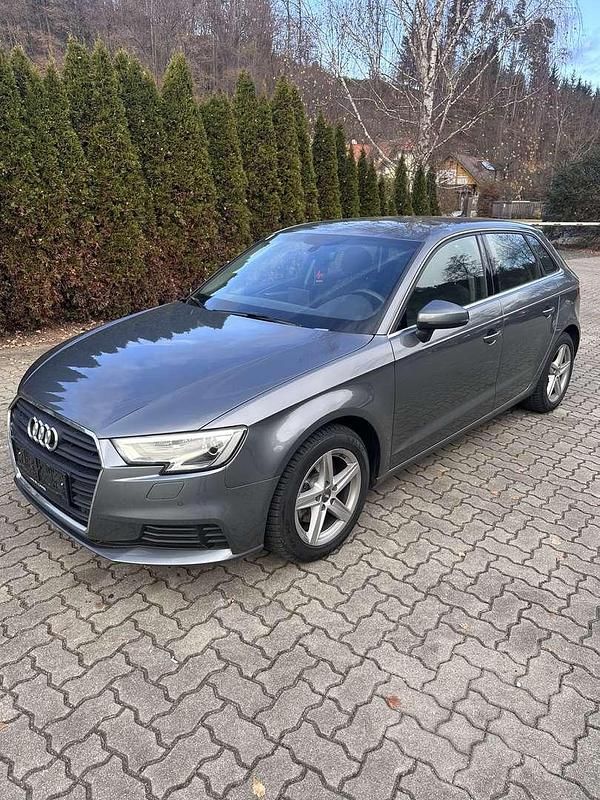 Gebraucht Audi A3 116 PS (85 kW) 2019 Grau Limousine