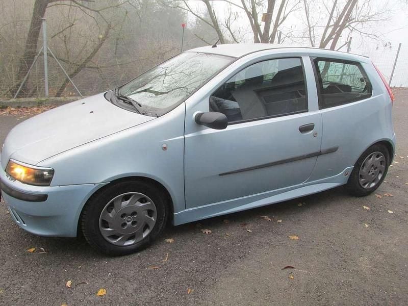 Blau Gebraucht 2003 Fiat Punto Dynamic Limousine | € 1.990 - Bild 1/4