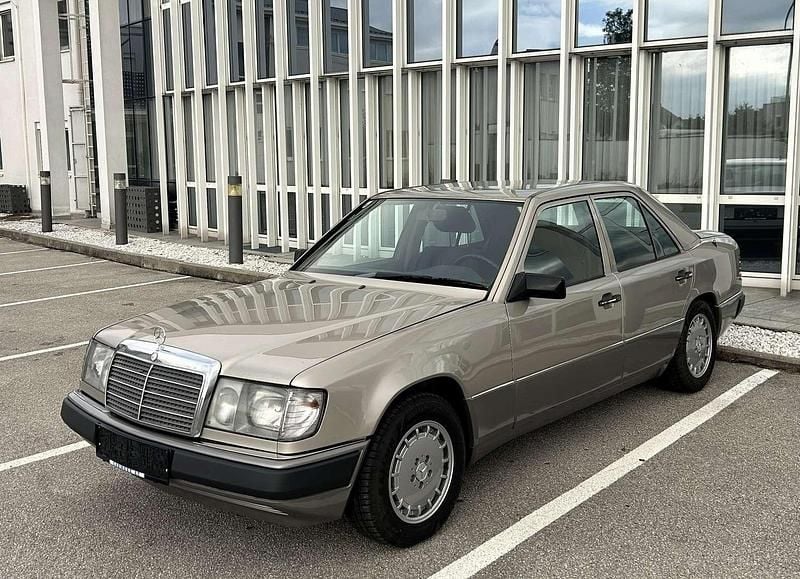 Gebraucht Mercedes E200 118 PS (86 kW) 1992 Silber Limousine