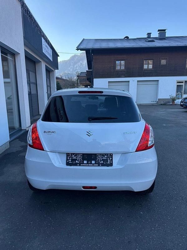 Gebraucht Suzuki Swift 90 PS (66 kW) 2015 Weiss  normal Kleinwagen