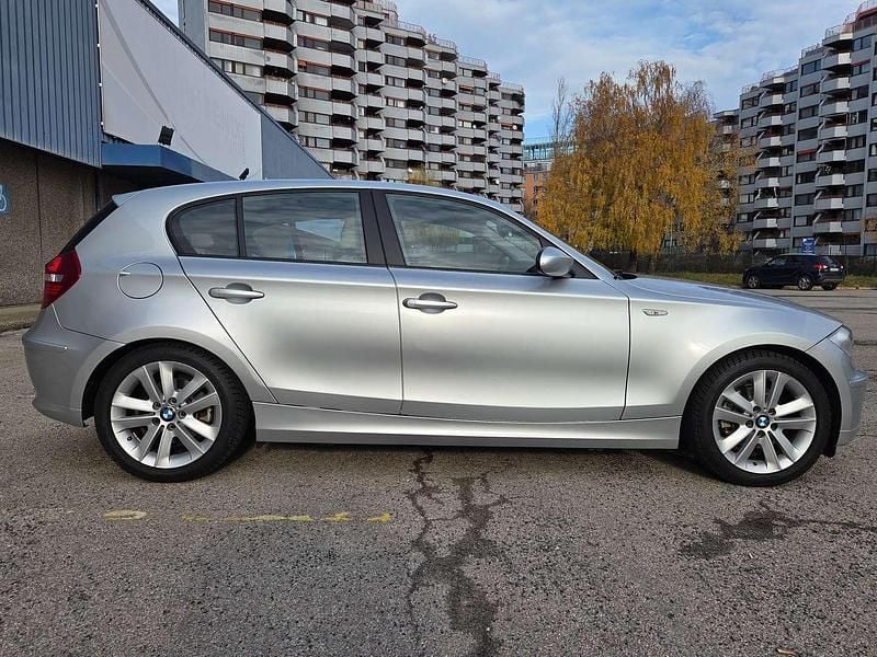 Silber Gebraucht 2009 BMW 118 Sport Line Kleinwagen | € 9.500 - Bild 1/4