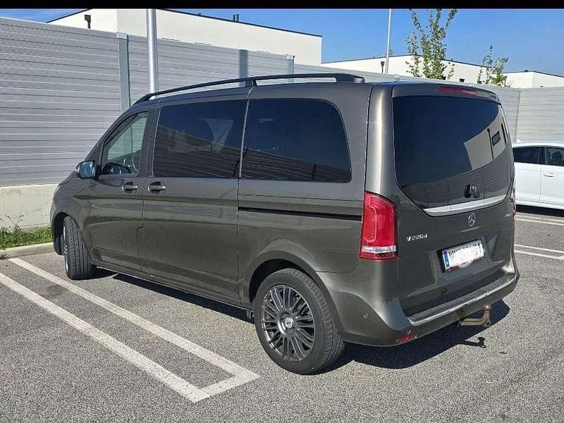 Gebraucht Mercedes V220 163 PS (119 kW) 2018 Braun Van / Kleinbus