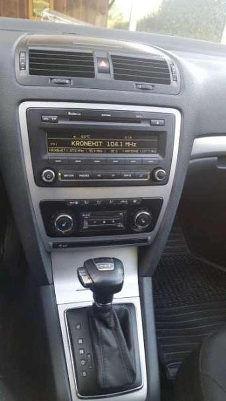 Gebraucht Skoda Octavia Elegance 105 PS (77 kW) 2010 Blau Kombi