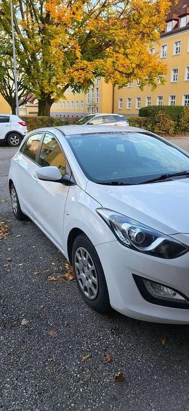 Gebraucht Hyundai i30 99 PS (72 kW) 2012 Weiß Limousine