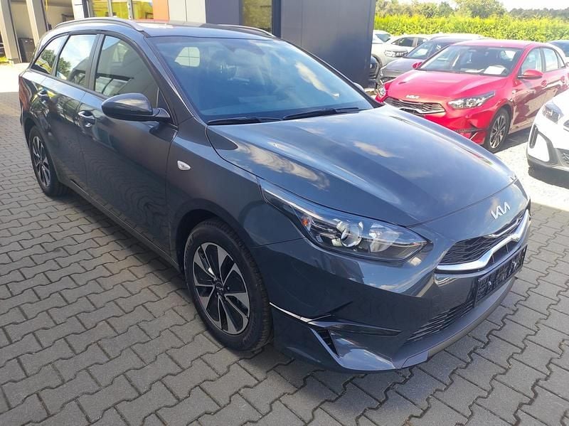 Neu Kia Ceed Sportswagon 140 PS (102 kW) 2025 Grün Kombi