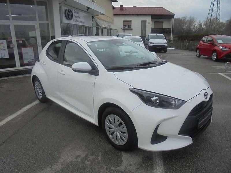 Gebraucht Toyota Yaris Hybrid City 116 PS (85 kW) 2024 Weiß Limousine