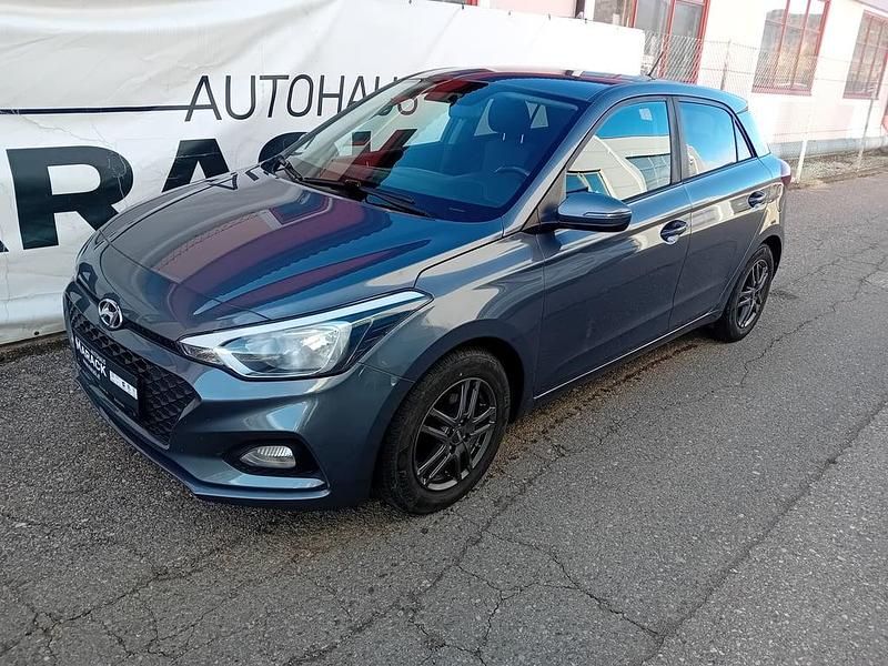 Gebraucht Hyundai i20 75 PS (55 kW) 2019 Mittelgrau  metallic Kleinwagen