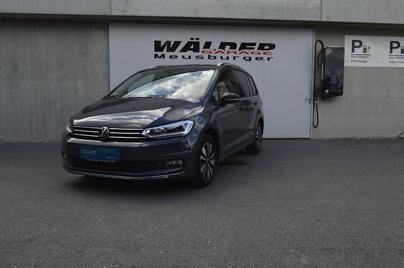 Mittelgrau metallic Gebraucht 2024 VW Touran Comfortline Van / Kleinbus | € 38.990 - Bild 1/4