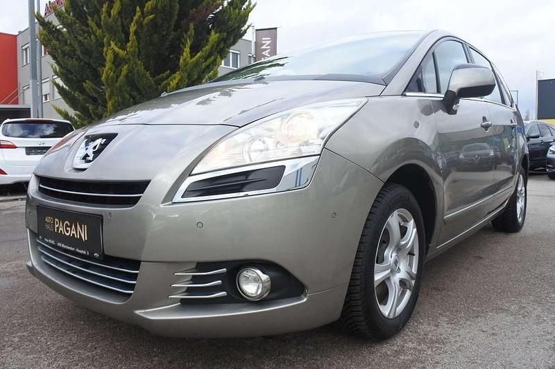 Silber Gebraucht 2013 Peugeot 5008 Van / Kleinbus | € 5.999 (Guter Preis) - Bild 1/4